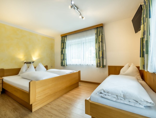 Schlafzimmer mit Doppelbett und Einzelbett