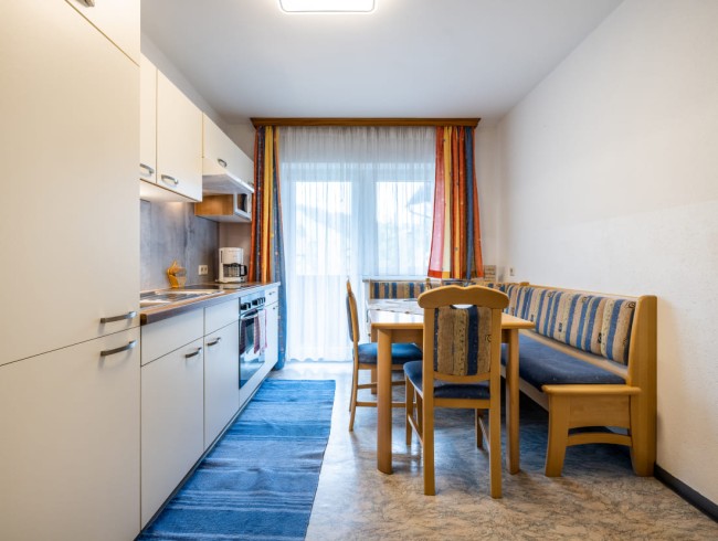 Küche mit Küchenblock und Esstisch