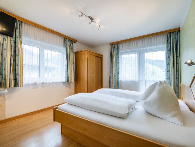 Schlafzimmer mit Doppelbett