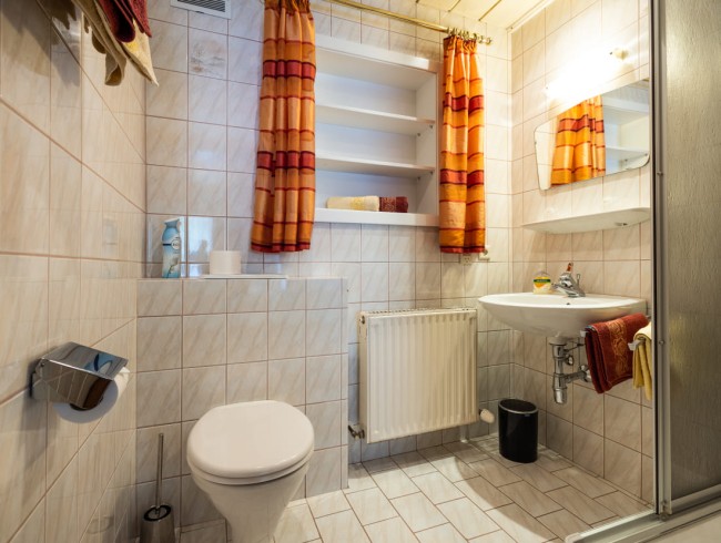 Badezimmer mit Dusche/WC